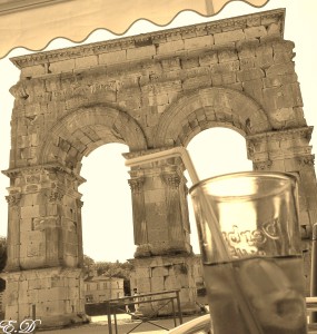 L'arc de Germanicus, depuis la terrasse du café. Photo tous droits réservés